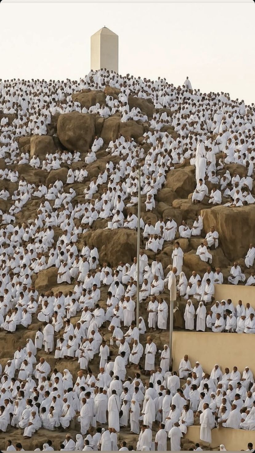 Pilgrims gathered on Mount Arafat